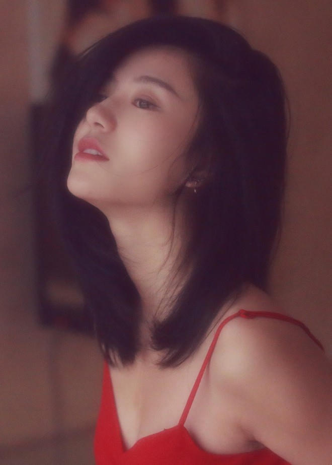 Quân Quân sở hữu nhan sắc có phần cổ điển giống những mỹ nhân TVB hồi thập niên 90