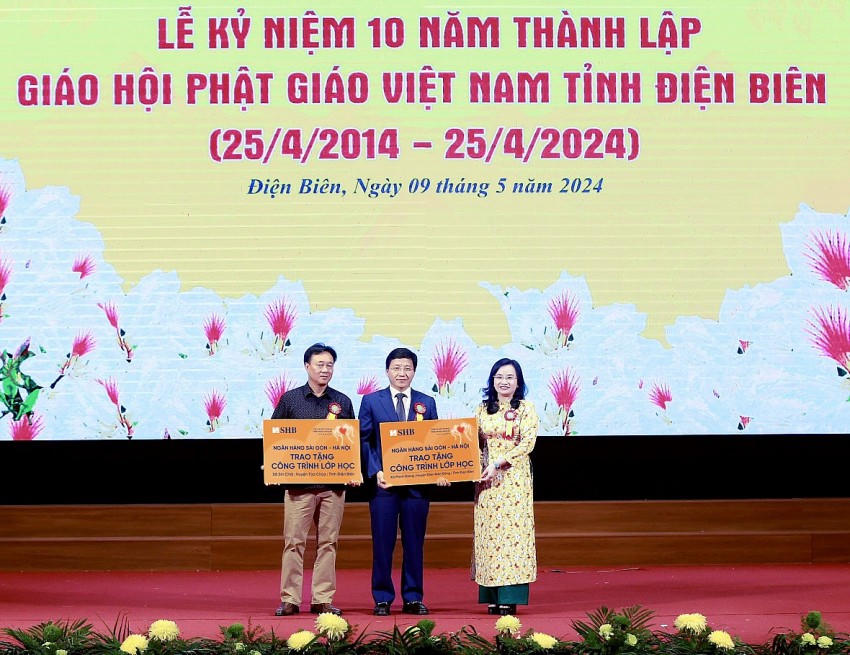 Bà Ngô Thu Hà – Tổng Giám đốc SHB trao tặng 02 công trình lớp học tại các trường phổ thông dân tộc bán trú tiểu học xã Sín Chải và xã Phình Giàng, tỉnh Điện Biên.