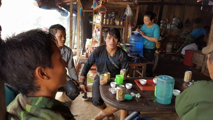 Anh Giàng A Nam (sn 1990) trú tại thôn Sìn Hồ, xã Nậm Xây, huyện Văn Bàn, Lào Cai (áo đen, ở giữa). Ảnh Vũ Tiến.