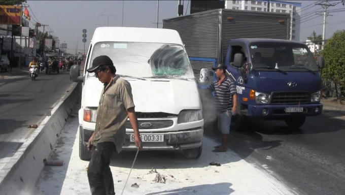 Vụ cháy đã làm tuyến đường tắc nghẽn.