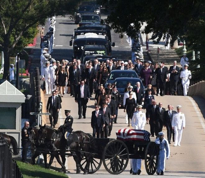 Linh cữu ông McCain được đưa tới nghĩa trang. (Ảnh: Reuters)
