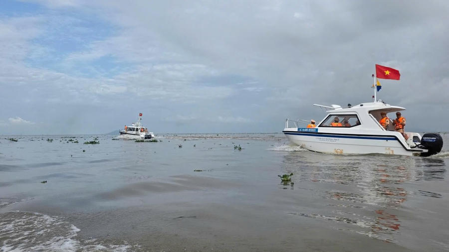 Lực lượng Cảnh sát giao thông ra quân trên các tuyến sông kiểm soát các phương tiện có gắn thiết bị bơm, hút và vận chuyển cát, sỏi trên địa bàn toàn tỉnh Kiên Giang