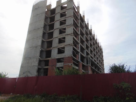 Khu nhà KTX bỏ hoang 4 năm nay, nhiều hạng mục đã xuống cấp Ảnh: P.Trần