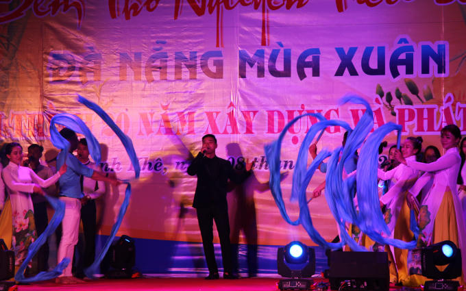 Ca khúc "Thanh Khê ngày mới" cũng được ca sĩ Thanh Yên thể hiện với những hình ảnh đặc sắc, giàu cảm xúc. (Ảnh: Vân Trương)                "An nhiên mùa xuân" là bài thơ được thể hiện qua giọng ngâm của Nghệ sỹ Phú Tân.