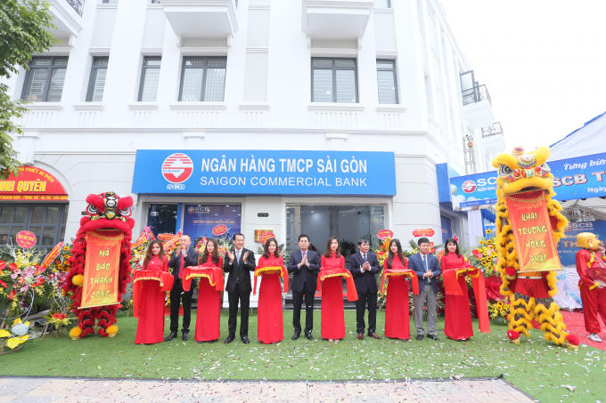 Các đại biểu cắt băng khai trương chi nhánh.