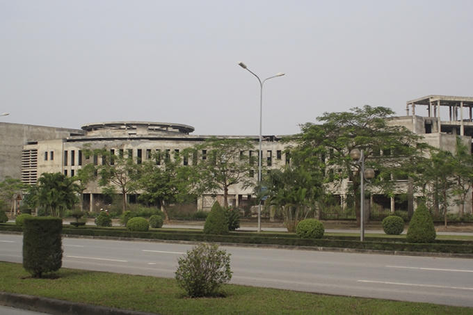 Hải Ph&ograve;ng: Trường học trăm tỷ l&agrave;m nửa chừng để cỏ hoang x&ocirc;ng k&iacute;n