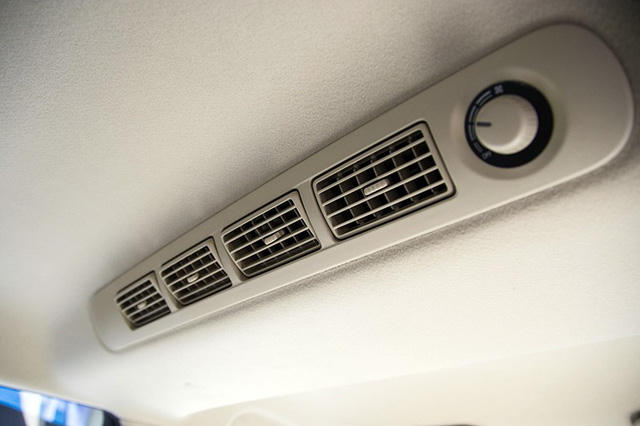 Mitsubishi Xpander trang bị hệ thống điều hòa với hai dàn lạnh và cửa gió cho hàng ghế sau.