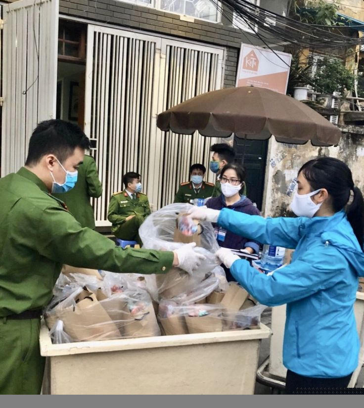 Lực lượng chức năng giúp chuyển quà cho người dân