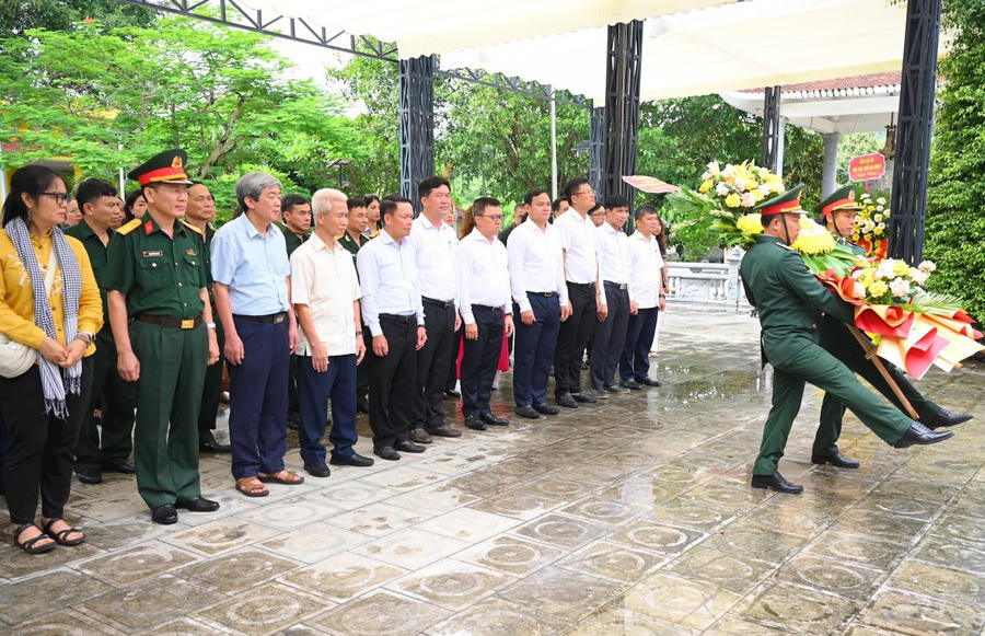 Dâng hoa, tưởng niệm các Anh hùng liệt sĩ tại Nghĩa trang Quốc tế Việt Lào - Ảnh Hội Nhà báo Việt Nam.