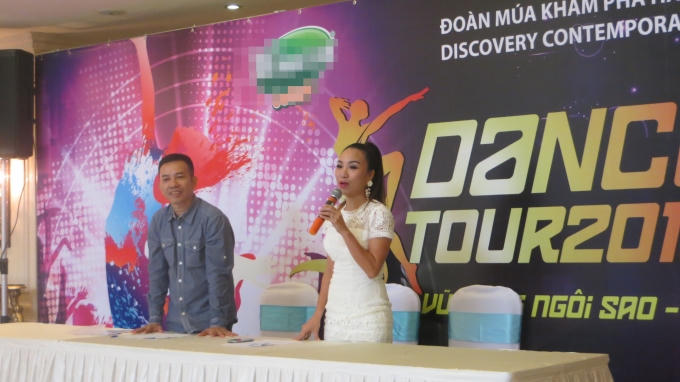 Nghệ sĩ - Biên đạo múa Minh Tuyết cùng đại diện của Đông Tây Promotion.