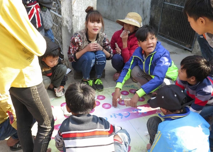 Trò “thò lò” thu hút nhiều trẻ em, cô gái này là “chủ cái”.