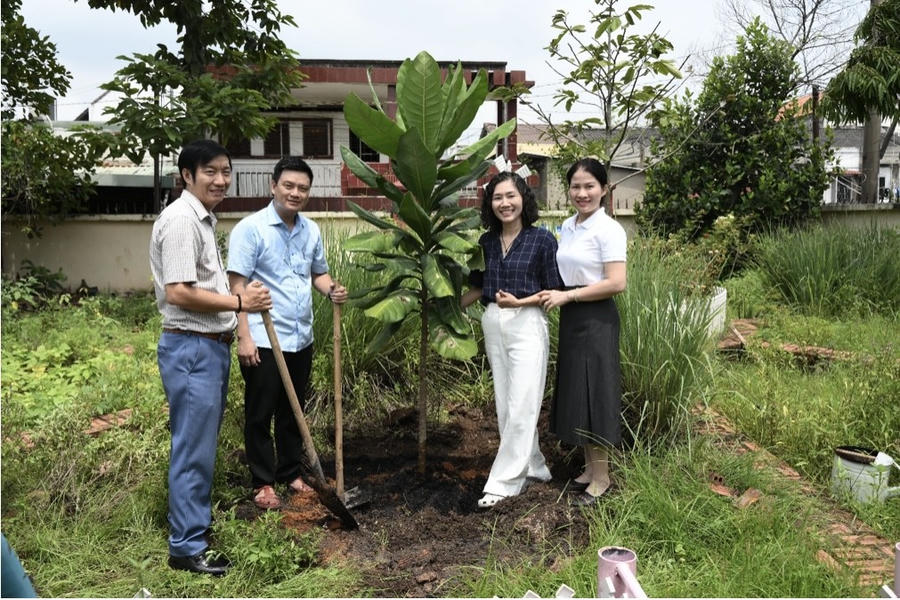 Cô Phạm Thị Nguyệt, Hiệu trưởng Trường Tiểu học An Hảo cùng các đại biểu trồng cây bàng vuông tại Trường Tiểu học An Hảo.