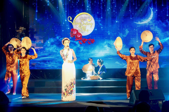 Trịnh Kim Chi duyên dáng áo dài hát