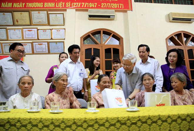 Tổng Bí thư Nguyễn Phú Trọng, Bí thư Thành ủy Hà Nội Hoàng Trung Hải, Bộ trưởng Đào Ngọc Dung cùng lãnh đạo thăm hỏi tặng những phần quà ý nghĩa.
