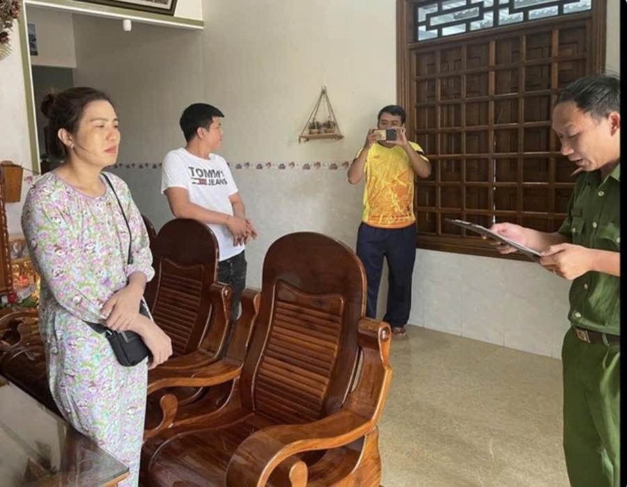Cơ quan công an bắt đọc lệnh tạm giữ hình sự "tú bà" Nguyễn Thị Kim Hồng. Ảnh: Cao Nguyên