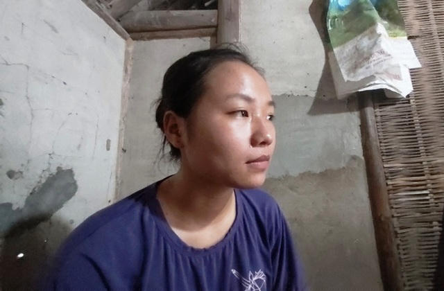 Ngày nhận được thông tin về điểm thi, chưa kịp vui mừng với số điểm xét tuyển đại học thuộc vào tốp cao nhất của trường, Hằng lại rơi vào cảm giác buồn tủi khi gia đình không có điều kiện cho em theo học đại học.