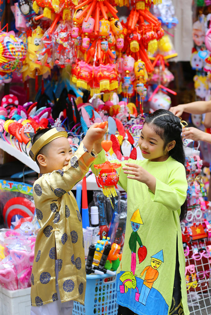 Hai thi&ecirc;n thần nh&iacute; Linh Chi v&agrave; Trường Giang diện &aacute;o d&agrave;i dạo phố Trung Thu