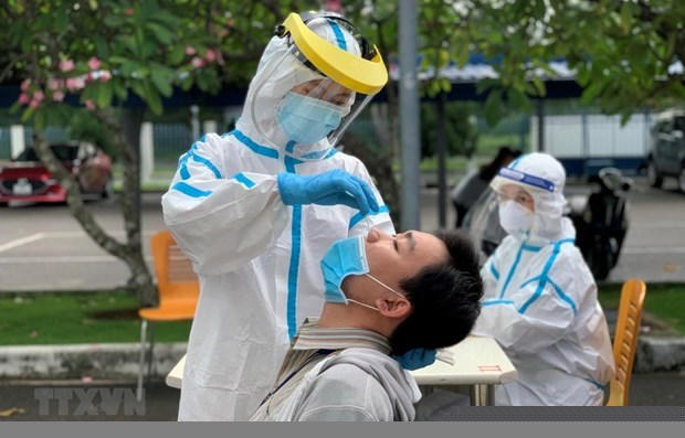 Các bác sỹ lấy mẫu xét nghiệm SARS- CoV-2. (Ảnh: Thanh Vũ/TTXVN)