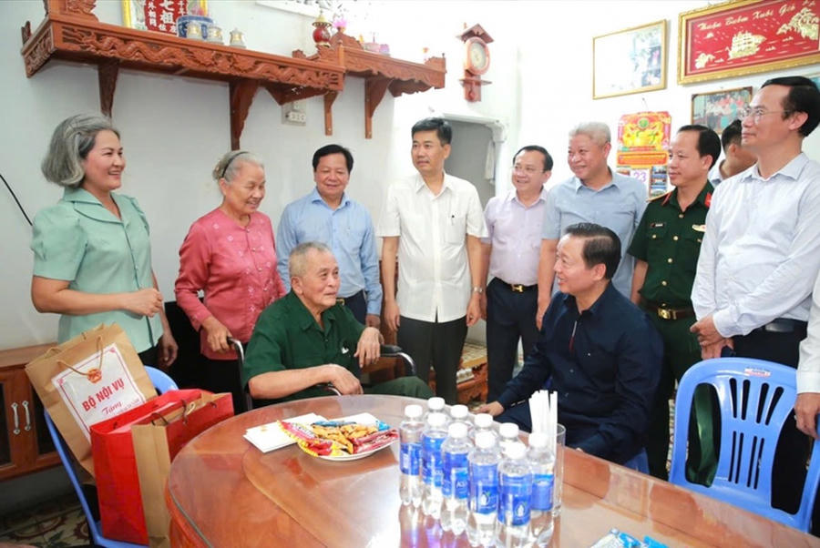 Phó Thủ tướng đến thăm, tặng quà Mẹ Việt Nam anh hùng Phạm Thị Ngữ