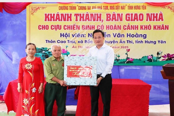 Bí thư Tỉnh ủy Hưng Yên, ông Nguyễn Hữu Nghĩa trao quà tặng gia đình ông Nguyễn Văn Hoàng