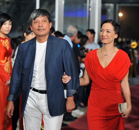 Cặp vợ chồng nghệ sĩ Phạm Việt Thanh - Lê Khanh  tham gia liveshow của Phú Quang với vai trò là đạo diễn hình ảnh và MC