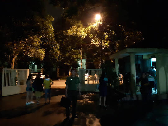 Các phóng viên, lực lượng an ninh tại trụ sở Sở GD-ĐT lúc 1 giờ 30 ngày 20-7 - Ảnh: Người lao động.