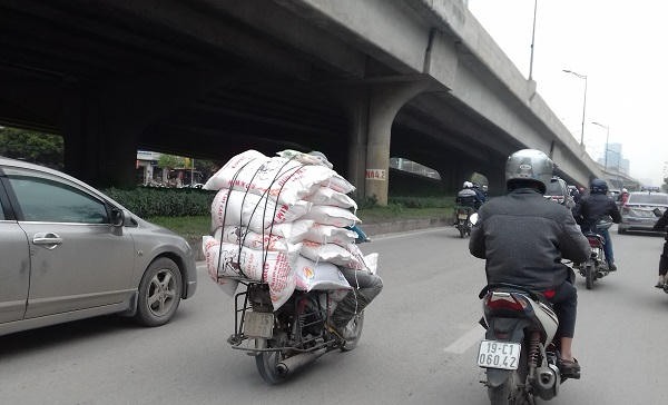 Phần lớn những chiếc xe như thế này thường chở các loại hàng hóa cồng kềnh, vượt quá tải trọng cho phép, bộ phận máy móc đã quá tuổi thọ nên rất ảnh hưởng đến việc đảm bảo an toàn giao thông và gây ô nhiễm nguồn không khí.