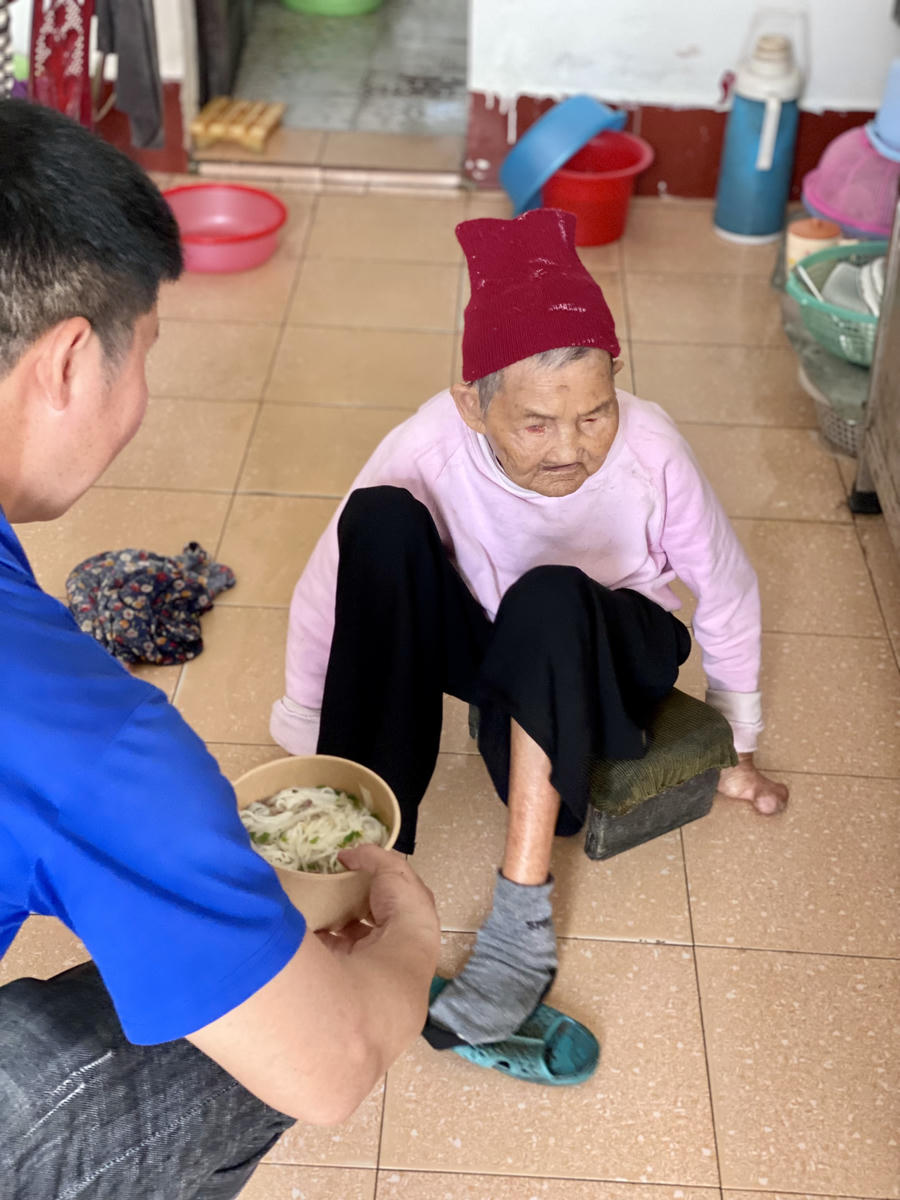 Đoàn đến thăm hỏi, chia sẻ, tặng quà bệnh nhân đang điều trị tại Bệnh viện.