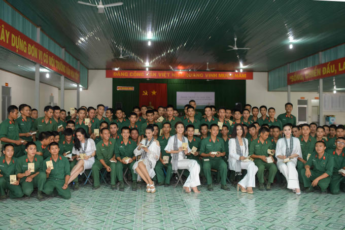 5 mỹ nhân Việt xinh đẹp nổi bật trong vòng vây các chiến sĩ Tây Ninh