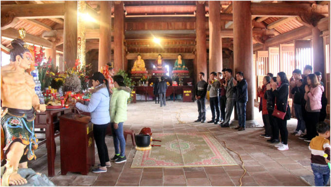 Du khách dâng hương tại chùa Hạ. (Ảnh nguồn bacgiang.gov.vn).