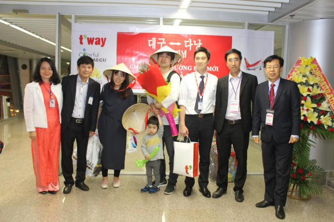 Những hành khách đầu tiên có mặt chuyến bay Đà Nẵng đi Daegu vào ngày 2/4.