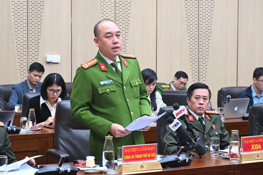 Đại tá Nguyễn Đức Long, Phó Giám đốc CATP Hà Nội trả lời câu hỏi của phóng viên.