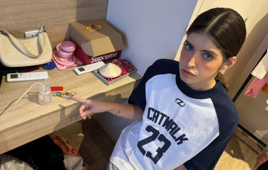 Người mẫu An Tây cùng tang vật lúc bị bắt.