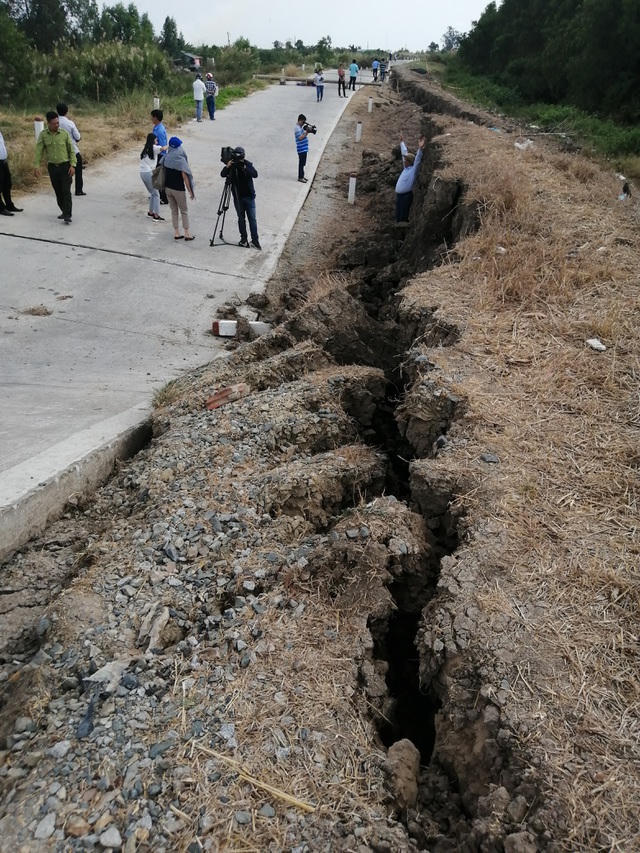 Đường đê biển Tây qua địa bàn huyện Trần Văn Thời sụt lún hàng trăm mét, có nơi lún sâu hơn 2m. Nguyên nhân được xác định do khô hạn, mực nước trong kênh hạ xuống thấp, gây áp lực lên thân đê dẫn đến lộ bị sụt lún xuống.