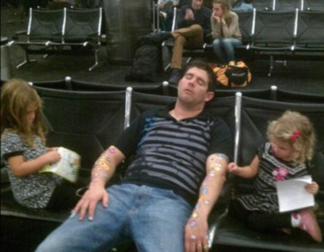 Tranh thủ bố ngủ, hai cô con gái