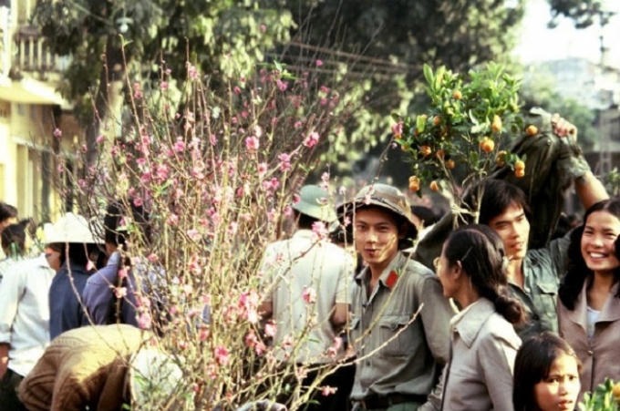 Ảnh Michel Blanchard chụp người dân Hà Nội đi mua hoa ngày Tết tại chợ Đồng Xuân năm 1982