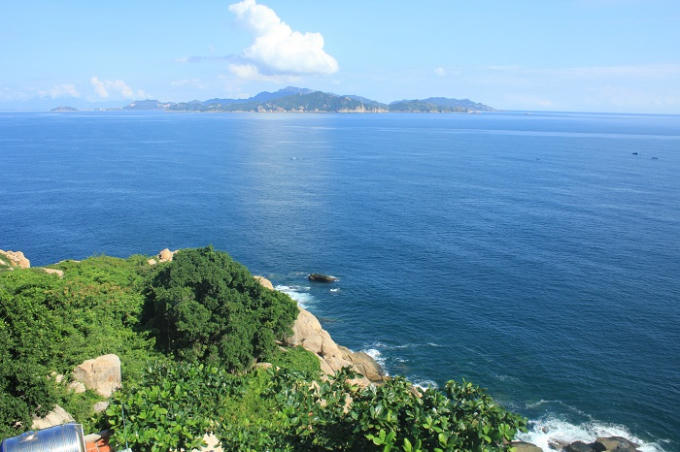 Từ trên đỉnh núi Chùa nhìn xuống Vĩnh Hy mang vẻ đẹp dịu dàng của một nàng tiên nằm yên ắng bình  lặng, được các dãy núi hùng vĩ bao quanh, che chở.