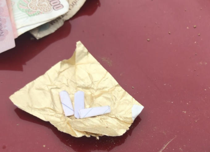 3 tép hàng trắng (heroin) đối tượng Lê Hùng Phán mới mua.