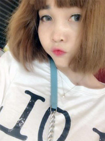 Đoàn Thị Hương mặc chiếc áo trắng có chữ LOL selfie tại khách sạn sau khi cắt tóc và trang điểm để chuẩn bị cho buổi quay hình hôm 13/2/2017. Ảnh: Asahi