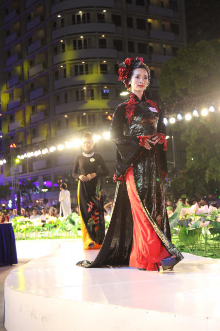 Chiếc áo dài được thiết kế độc lạ.