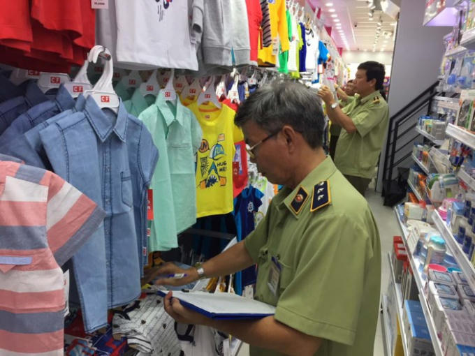 Lực lượng chức năng kiểm tra các sản phẩm tại một cửa hàng Con CưngẢnh: NGUYỄN HẢI