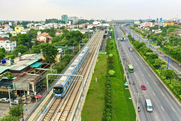 Tuyến Metro số 1 Bến Thành – Suối Tiên đi vào hoạt động đánh dấu cột mốc quan trọng trong việc phát triển giao thông công cộng của TP HCM.
