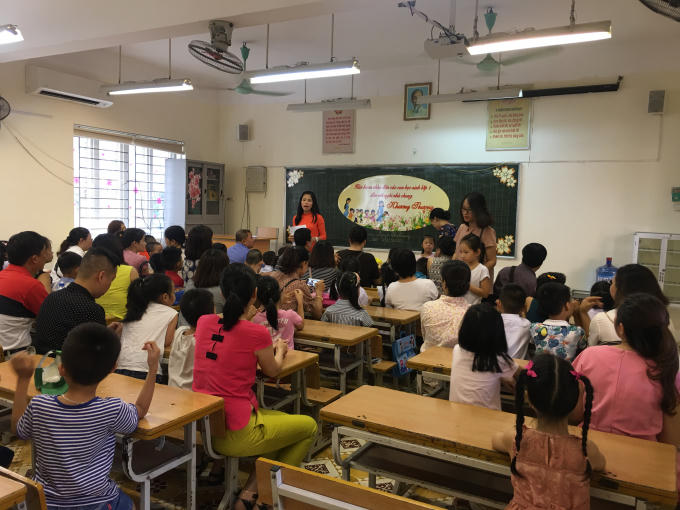 C&aacute;c bậc phụ huynh c&ugrave;ng con em m&igrave;nh nhận lớp v&agrave; c&ocirc; gi&aacute;o chủ nhiệm.