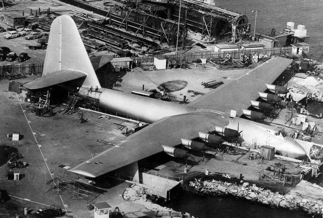 Trước khi Stratolaunch xuất hiện, kỉ lục máy bay có sải cánh lớn nhất thế giới thuộc về Hughes H-4 Hercules, một thiết kế của triệu phú người Mỹ Howard Hughes. Hughes H-4 Hercule nặng hơn 113 tấn, dài 66,5 m, sải cánh 97,54 m, chiều cao tương đương một tòa nhà 5 tầng. Chiếc máy bay này chỉ được chế tạo ra một phiên bản, và cũng chỉ bay 1 lần duy nhất vào năm 1947 và bay khoảng 1,6km ở độ cao 21m. H-4 được trang bị 8 động cơ. (Ảnh: Mashable)
