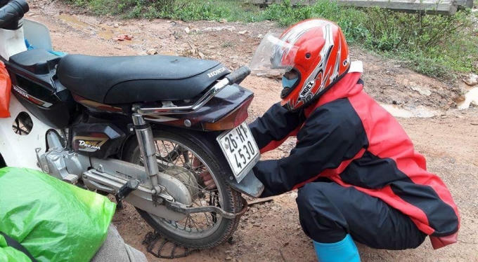 Để vượt dốc đá A Mái, nữ giáo viên phải lắp gạt bùn và quấn xích vào bánh xe để đi cho khỏi bùn và chống trơn trượt.