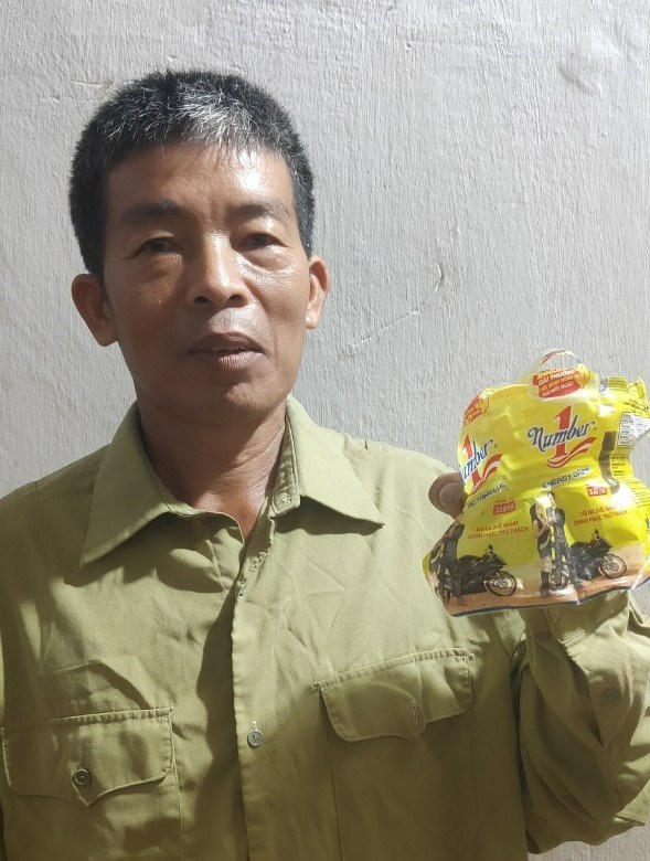 Ông T.V.T và nhãn chai Number 1 mà ông đã xé nhãn tham gia chương trình