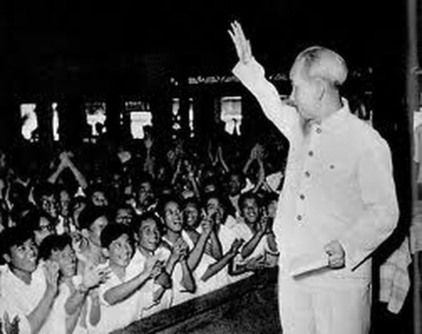 Bác Hồ thăm đại biểu giáo viên toàn miền Bắc năm 1958. (Ảnh tư liệu)