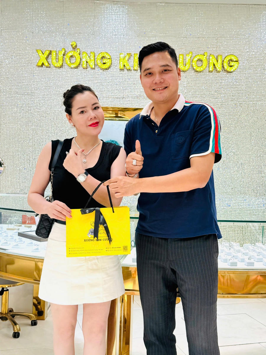 Chính sự tận tâm và phương châm "Bán hàng có Tâm, Tư vấn hết Tầm" đã giúp anh giành được sự tin tưởng và yêu mến từ khách hàng.