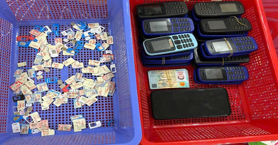 Cơ quan Công an khám xét thu giữ tang vật liên quan tại nơi ở của Hồng