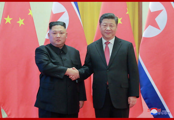 Hai nhà lãnh đạo đã trao nhau cái bắt tay tay nồng ấm, thể hiện mối quan hệ gắn bó giữa hai quốc gia láng giềng.